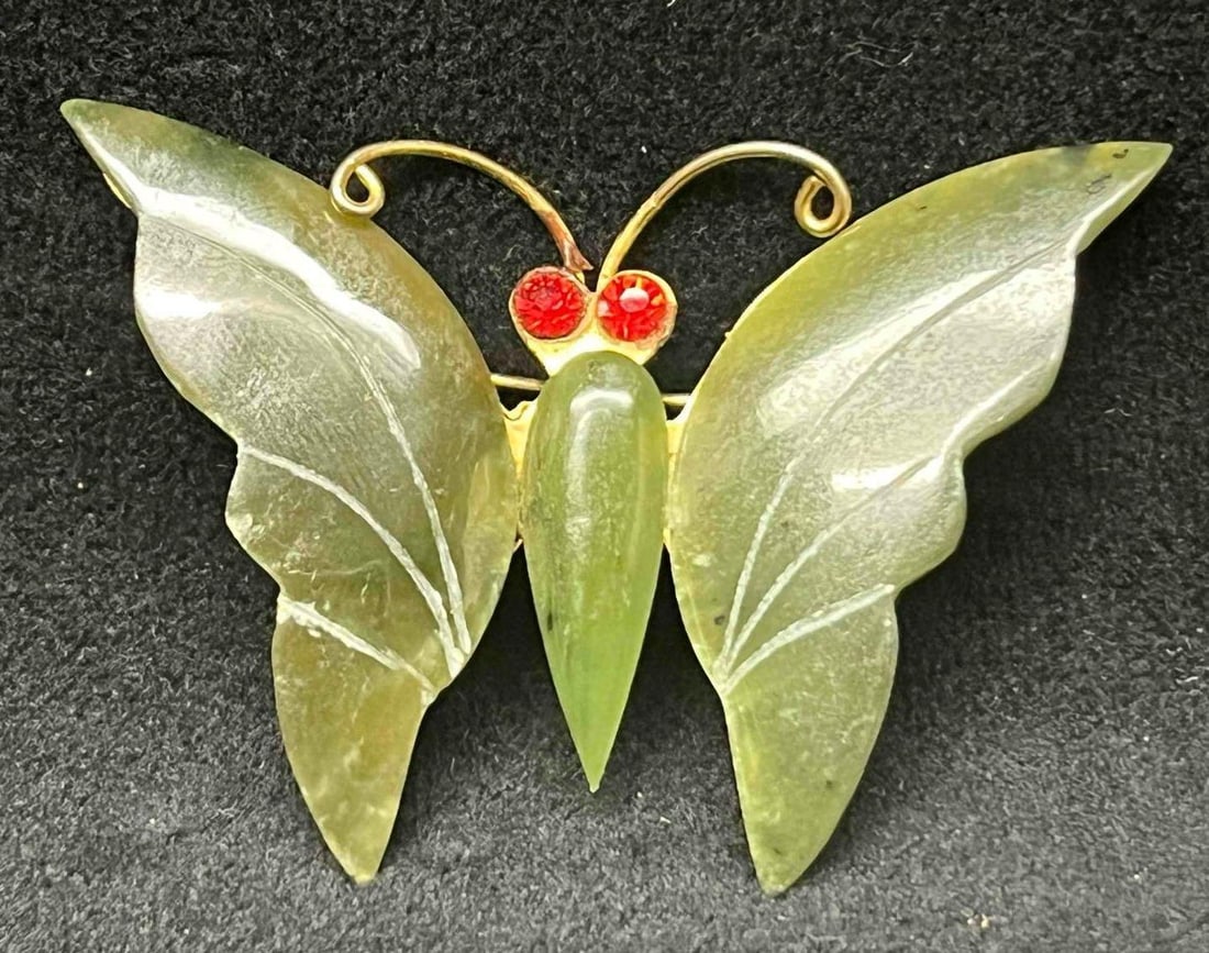Gold Tone Jade Butterfly Broch: This lot contains a Gold Tone Jade Butterfly Brooch. It is approx 1 3/4" x 2 1/4" x 1/2". Total weight is 0.3oz. Overall the brooch is in good pre owned condition with minor wear from use over ti