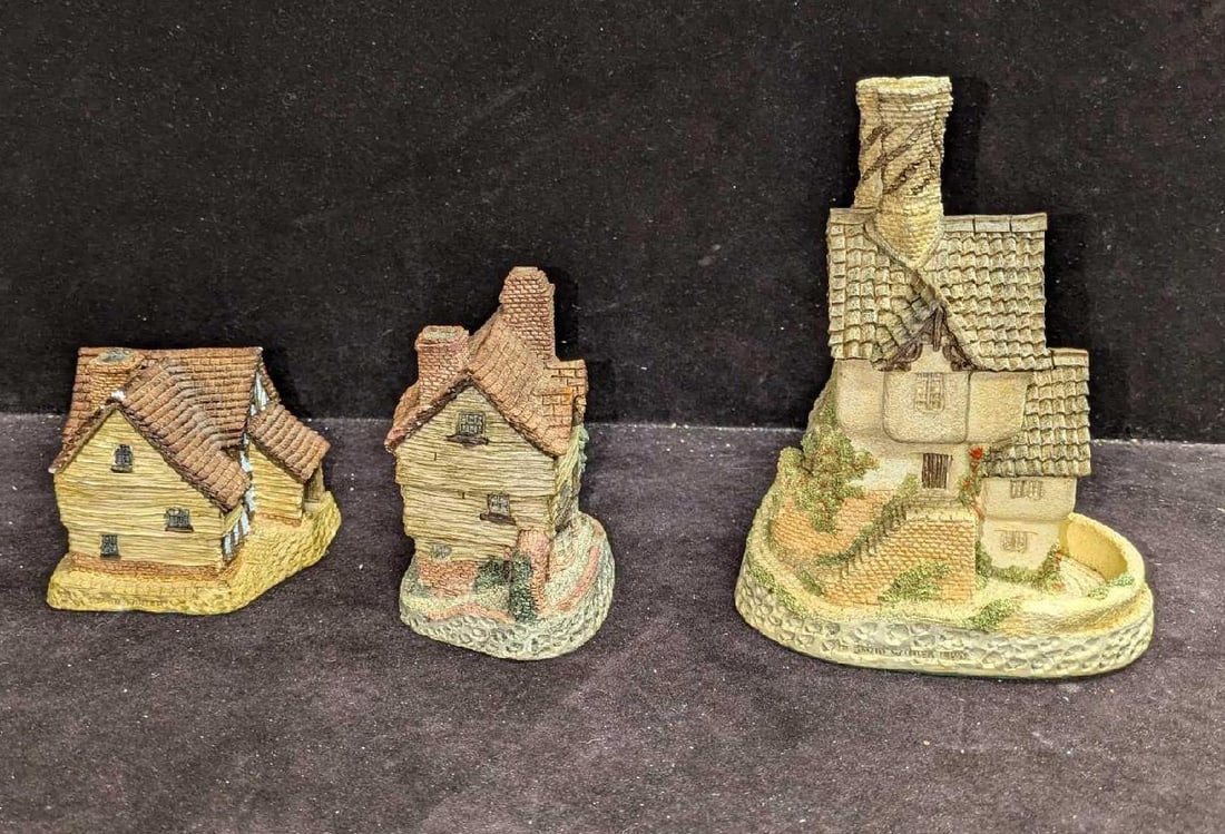 David Winter Wine Merchant Little Market House Of Master Manson: David Winter Wine Merchant Little Market House Of Master Manson . This lot includes: (1) Little Market. This is approx 3" x 3 1/4" x 2 7/8".(1) Wine Merchant. This is approx 3 5/8" x