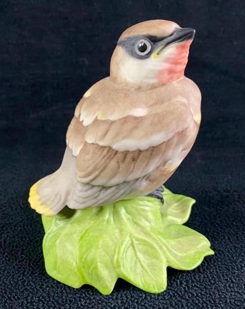 Boehm Baby Cedar Waxwing: Boehm Baby Cedar Waxwing Baby cedar waxwing bird figure by Boehm in porcelain. No known damage, with colors still strong. Approximate size: 3" x 3" x 3.5" Approximate weight: 0.2 lbs