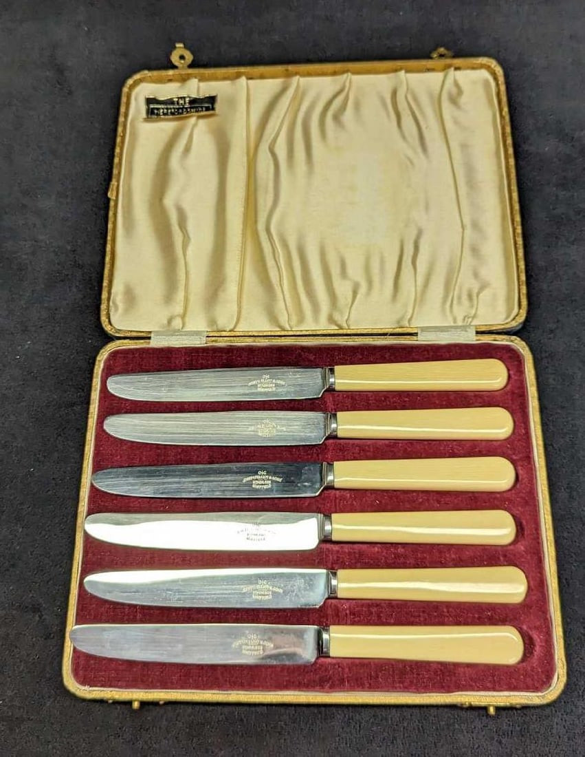 6 Joseph Elliot & Sons Celluloid Handed Knives: 6 Joseph Elliot & Sons Celluloid Handed Knives. Sheffield Stainless Steel knives with celluloid handles. Each is approx 7". The knives come in the original box which is approx 7 1/2" x 6" x 1"