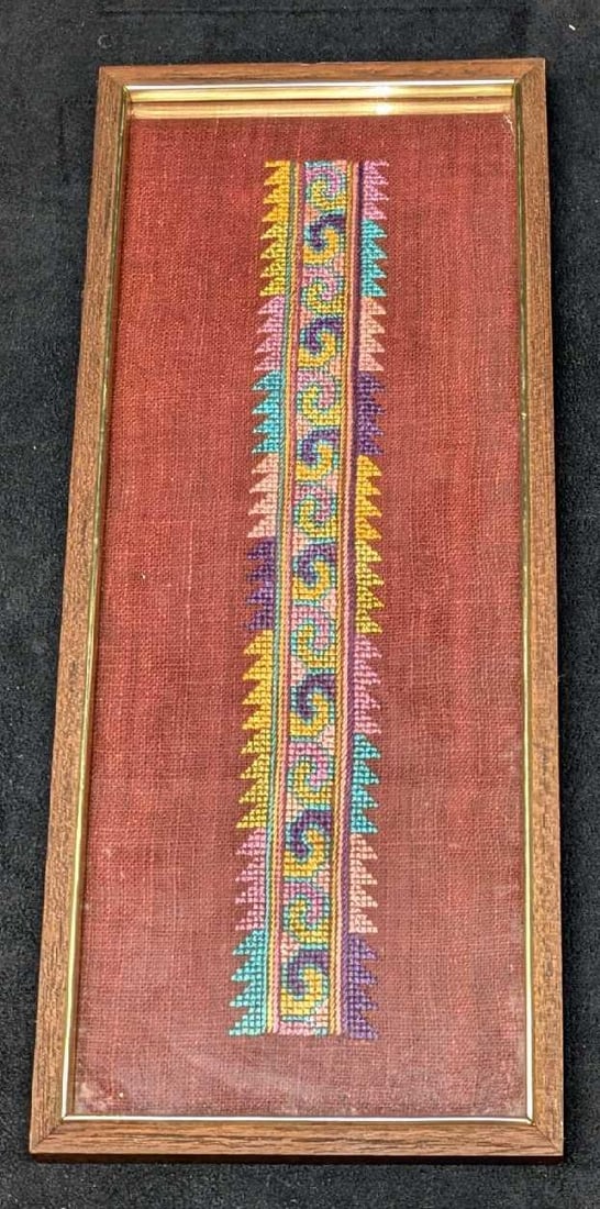 Framed Vintage Yao Meo Hand Embroidery: Framed Vintage Yao Meo Hand Embroidery. The back of the framed embroidery refers to this pattern as a "Tiger Claw". This is approx 6 1/2" x 1/2" x 15 3/4" and it weighs 1.35lb. The frame has some chip