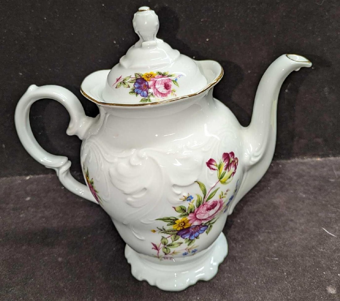 Retired Royal Kent RKT6 Coffee Pot & Lid: Retired Royal Kent RKT6 Coffee Pot & Lid. This coffee made of fine china is approx 9 1/2" x 5" x 9 1/8" and it weighs 1.96lb. The coffee pot has no chips or cracks. Please see the images as they are p