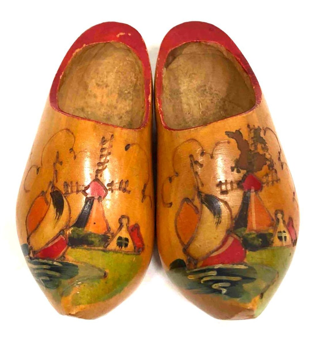 Hand Carved/Painted Dutch Wooden Clogs: This lot contains a pair of hand carved/painted Dutch wooden clogs. The clogs are each approx 6 1/4" x 2 1/4" x 2 1/4" and together the pair weighs about 0.3lbs. Overall the clogs are in good used
