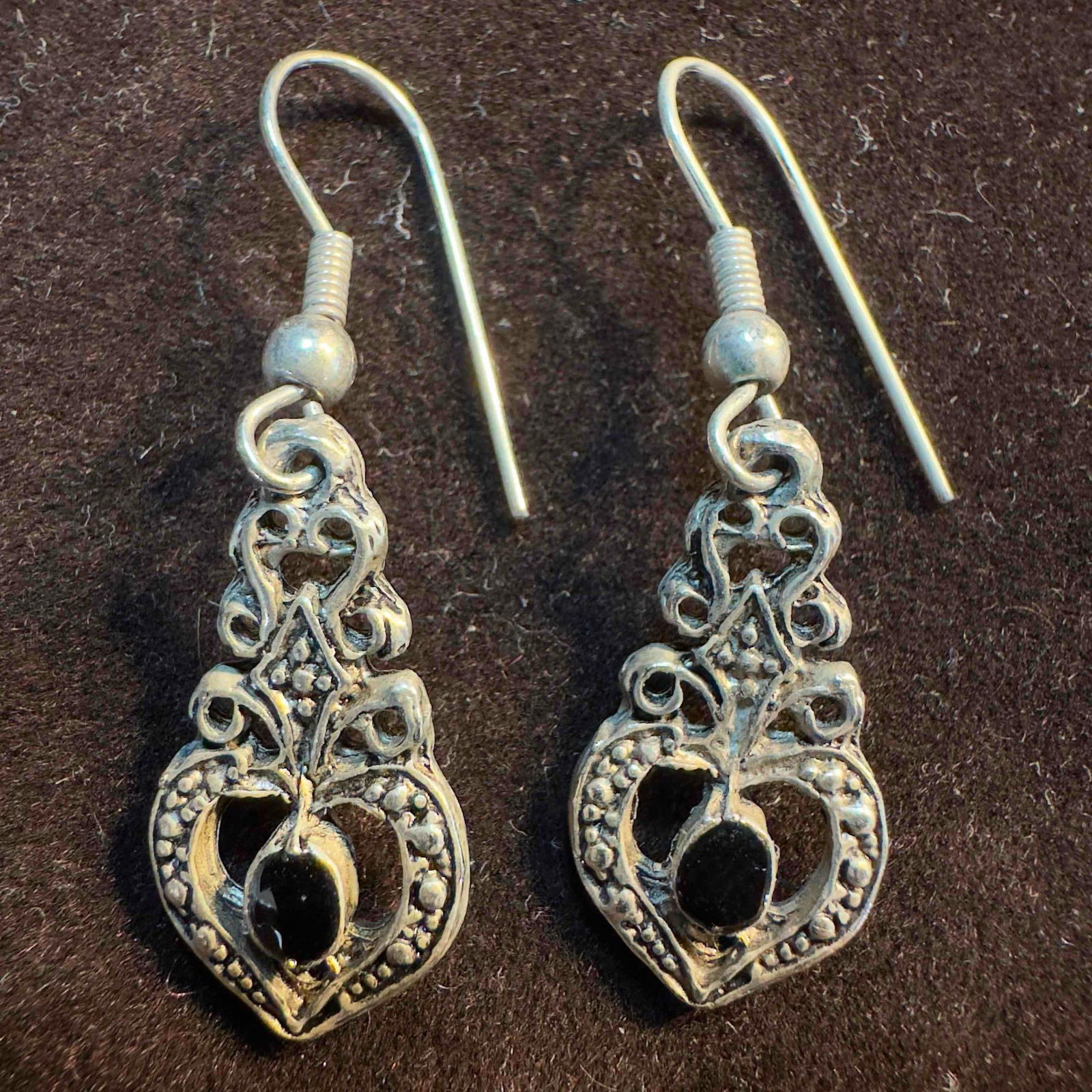 Black Onyx Sterling Drop Dangle Earrings Z90: This item is in good pre-owned, previously used/displayed condition with noticeable light wear, and surface scratches. Please reference all photos for full details. This piece of jewelry has been test