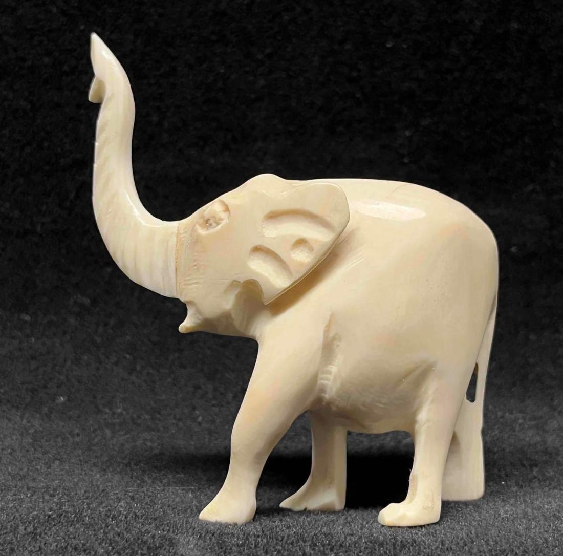 Small Hand Carved Bone Elephant: This lot contains a Small Hand Carved Bone Elephant. It is approx 2 3/4" x 1/2" x 2 3/4". Total weight is 0.3oz or 36grams. Overall the small hand carved bone elephant is in good used