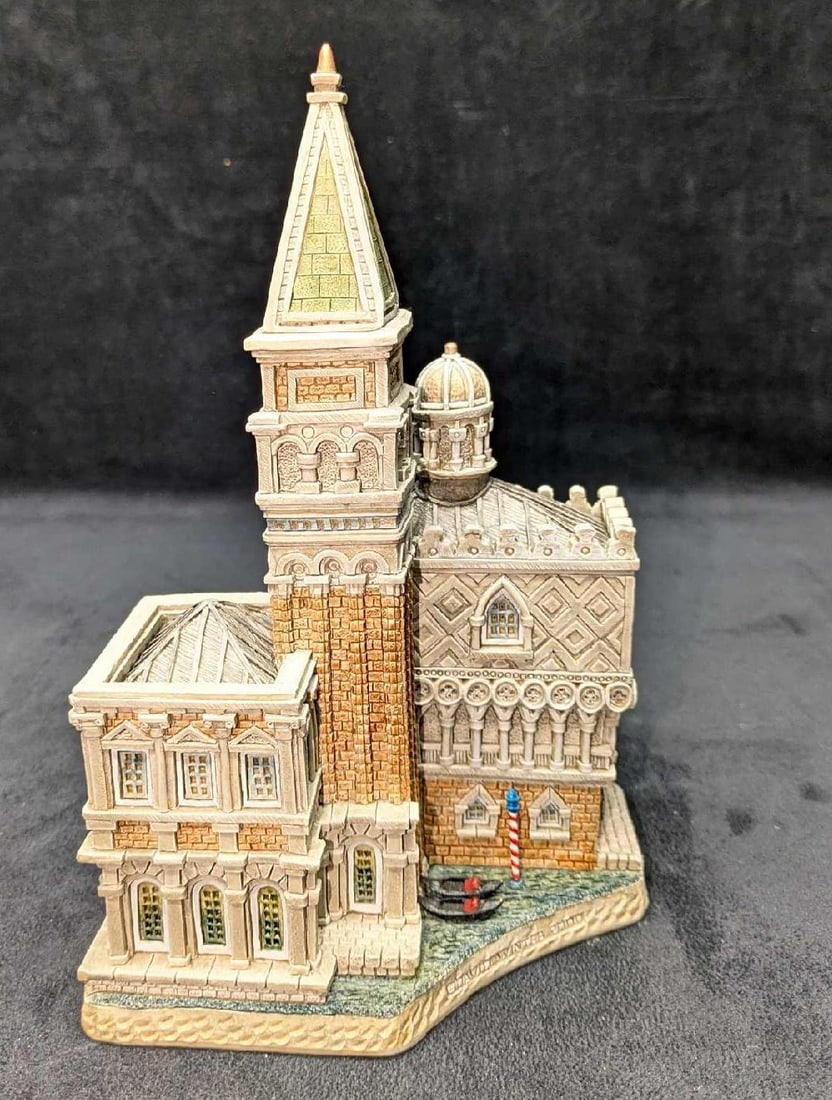 David Winter The Grand Tour Venetian Palace: David Winter The Grand Tour Venetian Palace. Is approx 5 5/8" x 4 3/4" x 9". It comes with all of the paperwork seen in the images, including the COA. It comes in the original box that is