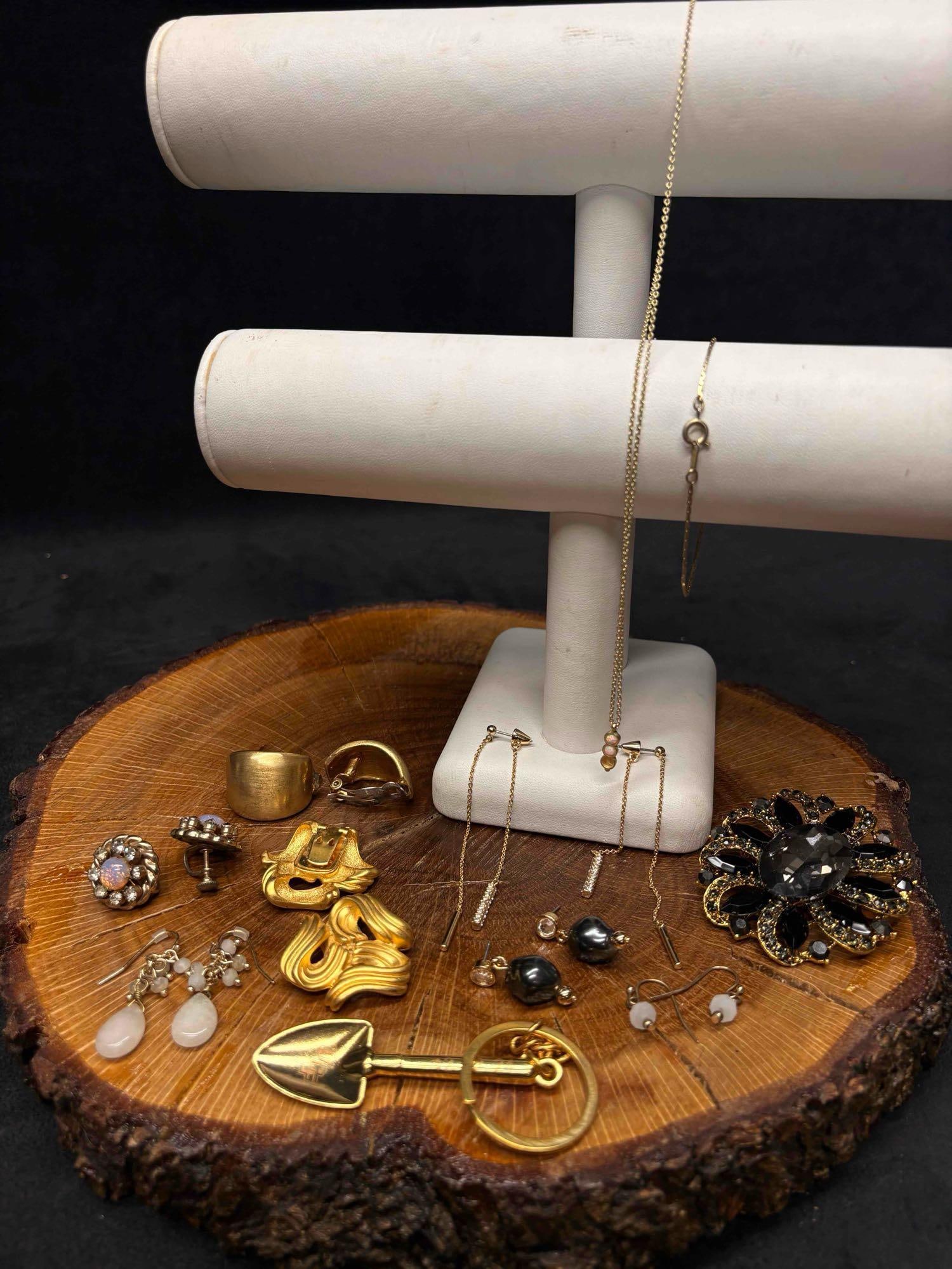 12pc Golden and Noir Mixed Costume Jewelry Lot: This lot contains 12 pieces of costume jewelry, all of which in overall good condition with minor flaws due to age and use. Please refer to the images provided for full context of the lot's condit