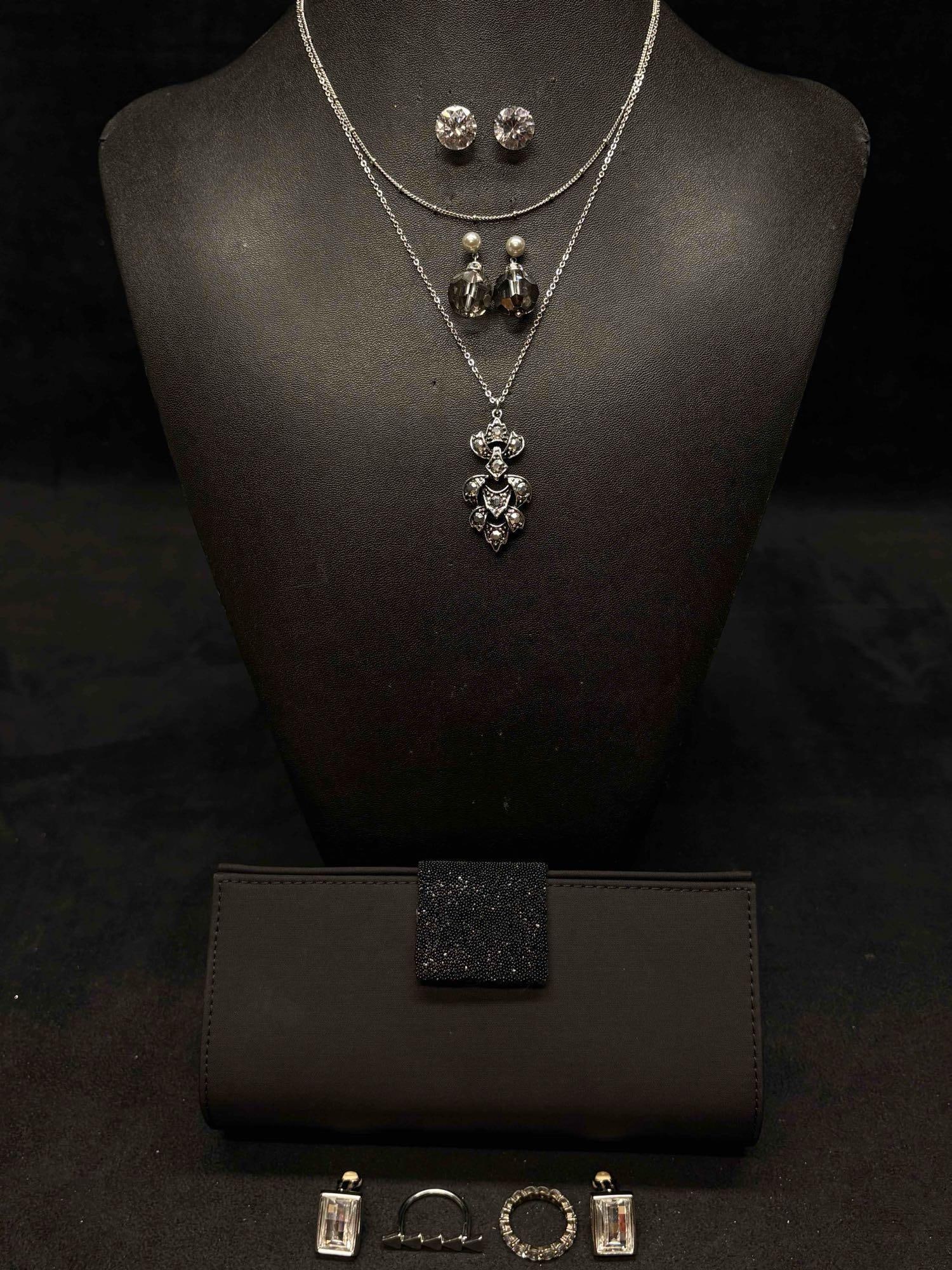 8pc Ornate Minimalist Metalwork Mixed Costume Jewelry Lot: This lot contains 8 pieces of costume jewelry, all of which in overall good condition with minor flaws due to age and use. Please refer to the images provided for full context of the lot's conditi