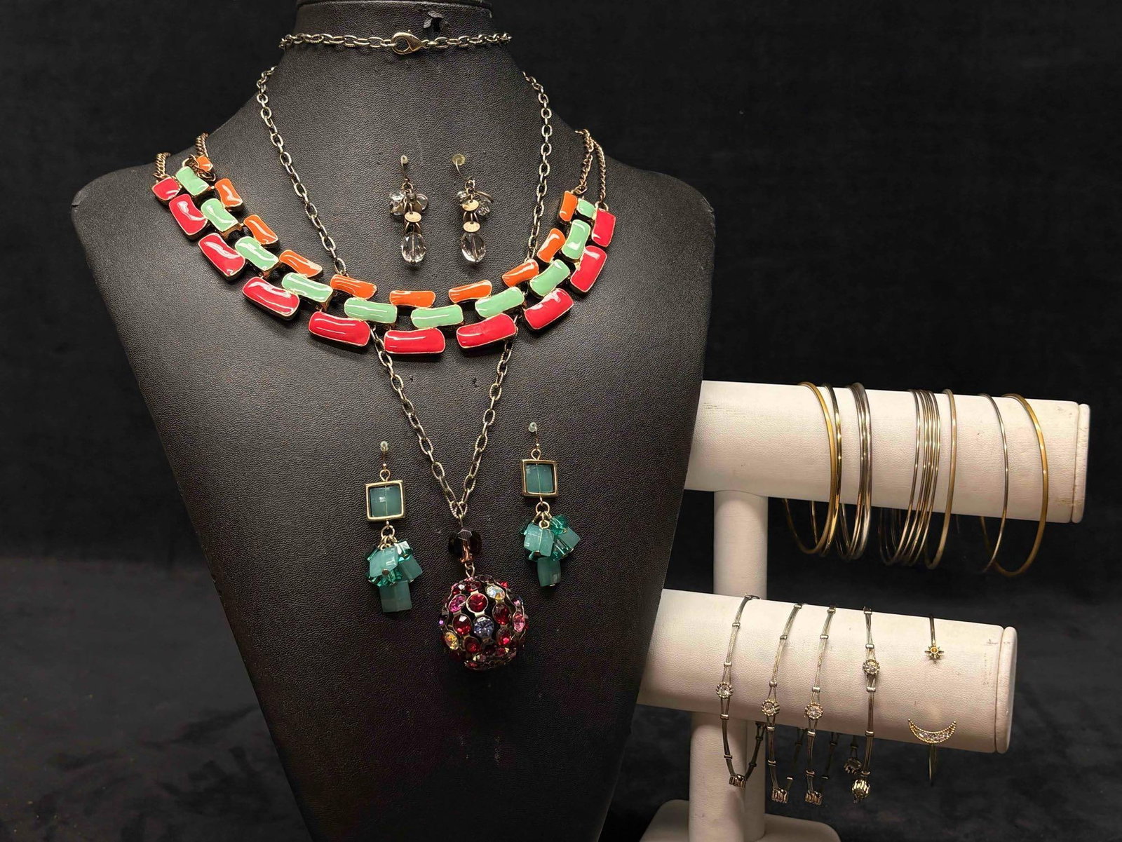 22pc Mid Century Citrus Mixed Costume Jewelry Lot: This lot contains 22 pieces of costume jewelry, all of which in overall good condition with minor flaws due to age and use. Please refer to the images provided for full context of the lot's condit