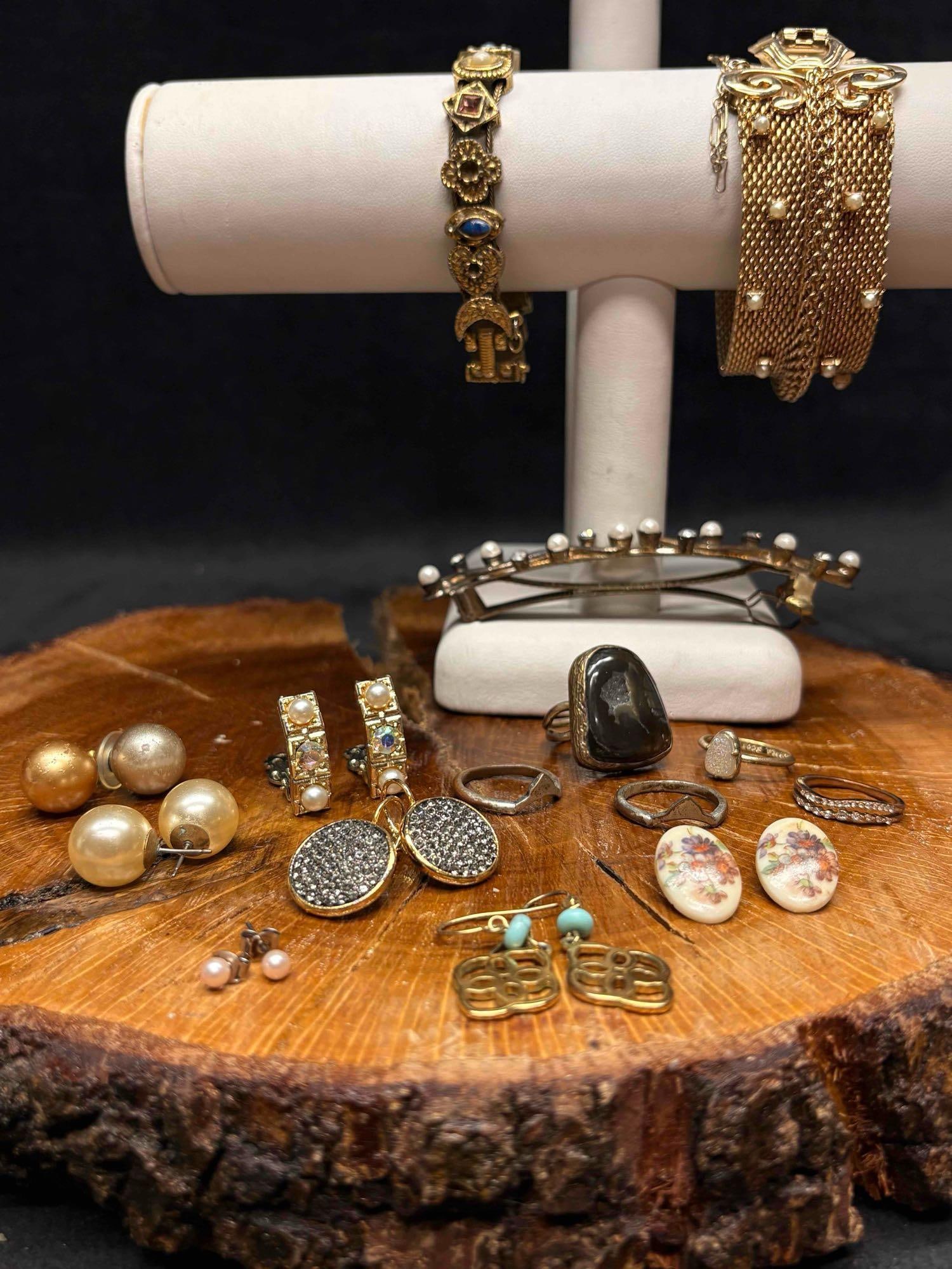 15pc Goldette Mixed Costume Jewelry Lot: This lot contains 15 pieces of costume jewelry, all of which in overall good condition with minor flaws due to age and use. Please refer to the images provided for full context of the lot's condit