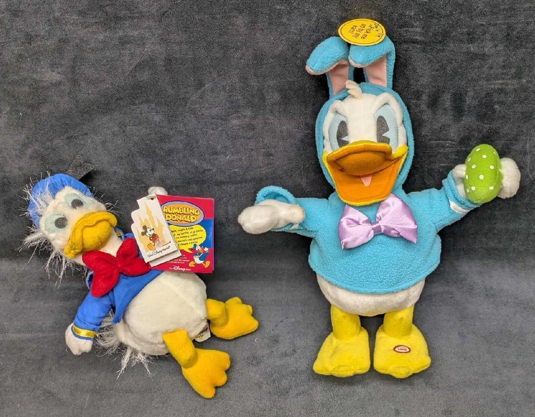 Disney Donald Duck Don't Pull My Ears And Rumbling Donald Duck: Disney Donald Duck Don't Pull My Ears And Rumbling Donald Duck. This lot includes: (1) "Don't Pull My Ears Donald Duck" By Hallmark. Push the button Donald's foot and it breaks ou