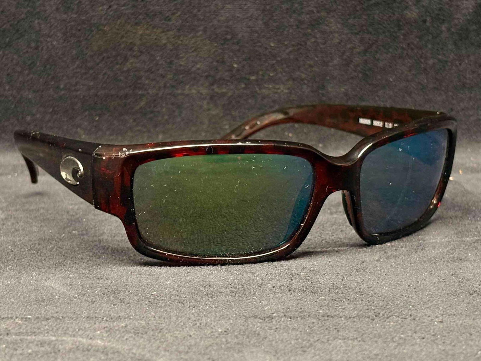 Costa Del Mar Mens Caballito Tortoise Frame Mirrored Sunglasses: This lot consists of a pair of Costa Del Mar Cabalitto Sunglasses. Featuring durable and polarized green-blue color shifting tinted lenses. The frames themselves are a brown tortoise shell. Overall th