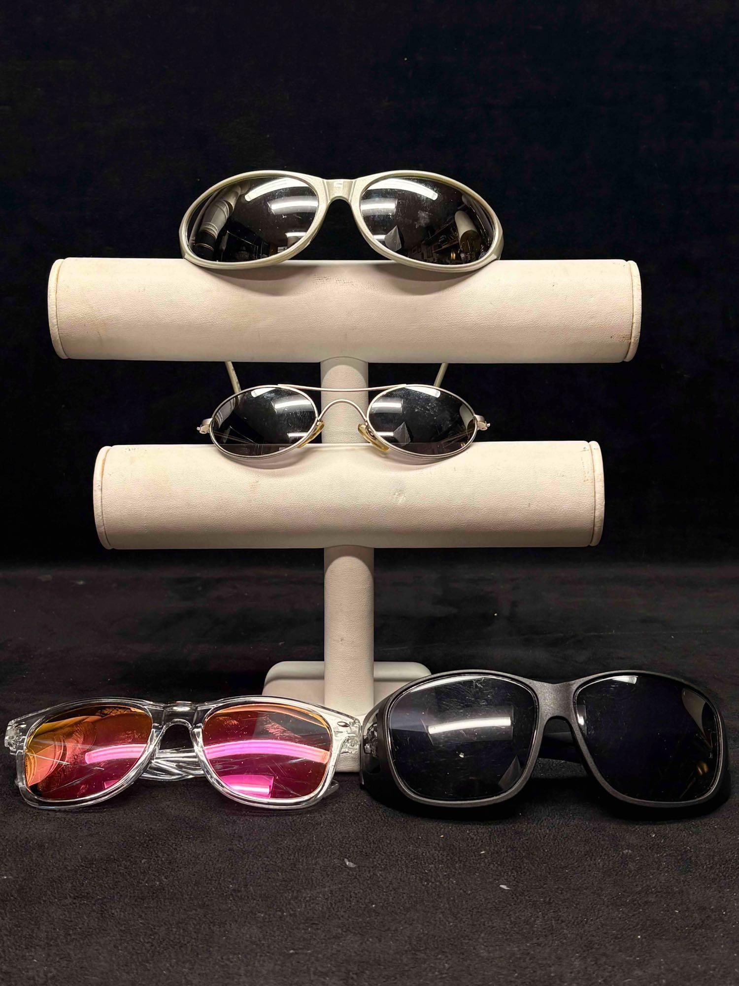 4pc Vintage Mens Sporty Specialty Eyewear: A mixed collection of vintage and modern sunglasses, this lot focuses on men's fashion and specialty sunglasses. Each pair are in solid conditions, with minor scuffs and scratches on the lenses. P