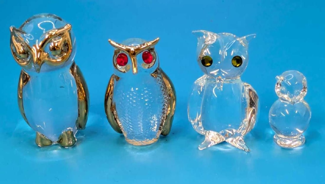 4 Vintage Glass Owl Figurines: 4 Vintage Glass Owl Figurines. This lot includes: (1) Miniature Hand Blown Glass Owl Figurine With Gold Accents. This is approx 1" x 1" x 2".(1) Miniature Glass Owl Figurine With Gold