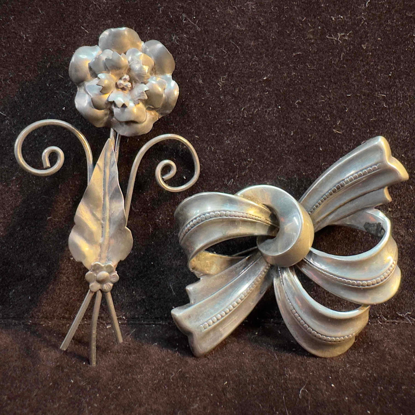 Sterling Silver Ribbon and Flower Brooch Set B61: This item is in good pre-owned, previously used/displayed condition with noticeable light wear, and surface scratches. Please reference all photos for full details. This piece of jewelry has been