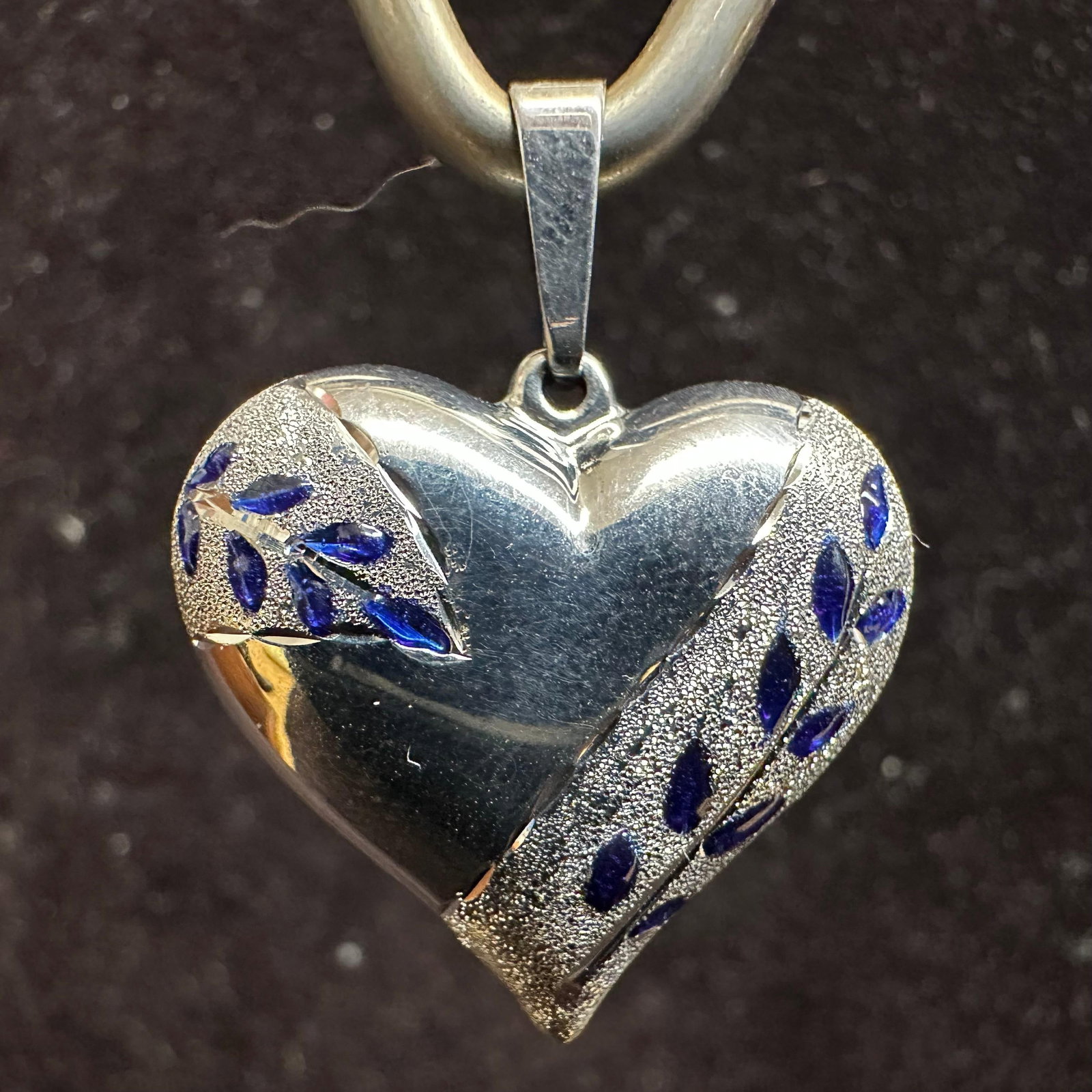 Blue Enamel Leaf Motif Textured 14K White Gold Heart Pendant O79: This item is in good pre-owned, previously used/displayed condition with noticeable light wear and surface scratches. Please reference all photos for full details. This piece of jewelry has been teste