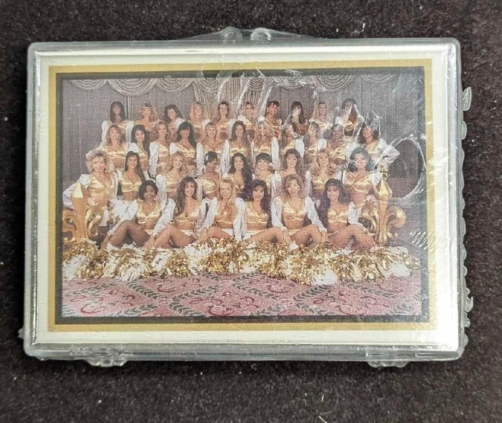 Sideliners Pro Football Cheerleaders Minnesota Vikings BB: Sealed Sideliners Pro Football Cheerleaders Minnesota Vikings BB. Is in a sealed plastic case that is approx 3 3/4" x 2 1/2" x 1/4 and it weighs 0.21lb. The plastic wrapper has some light wear.