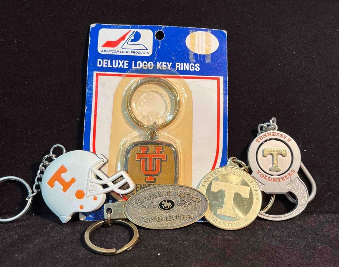 University Of Tennessee Random Bundle (F18): This lot contains University Of Tennessee Random Bundle (F18). The pin bundle fits together in a 7 1/4" x 8 1/4" plastic bag and altogether weighs about 0.3bs. Overall the bundle is in good