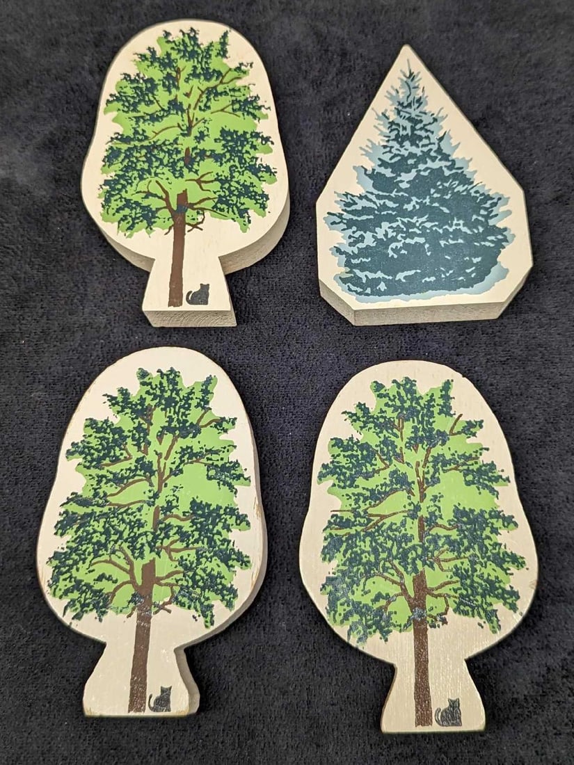 4 Cat's Meow Wood Village & Pine Trees: 4 Cat's Meow Wood Village & Pine Trees. This lot includes: (3) Village Trees. Each is approx 2 2/3" x 3/4" x 4 1/2". (1) Pine Tree. This is approx 2 3/4" x 3/4" x 3 7/8