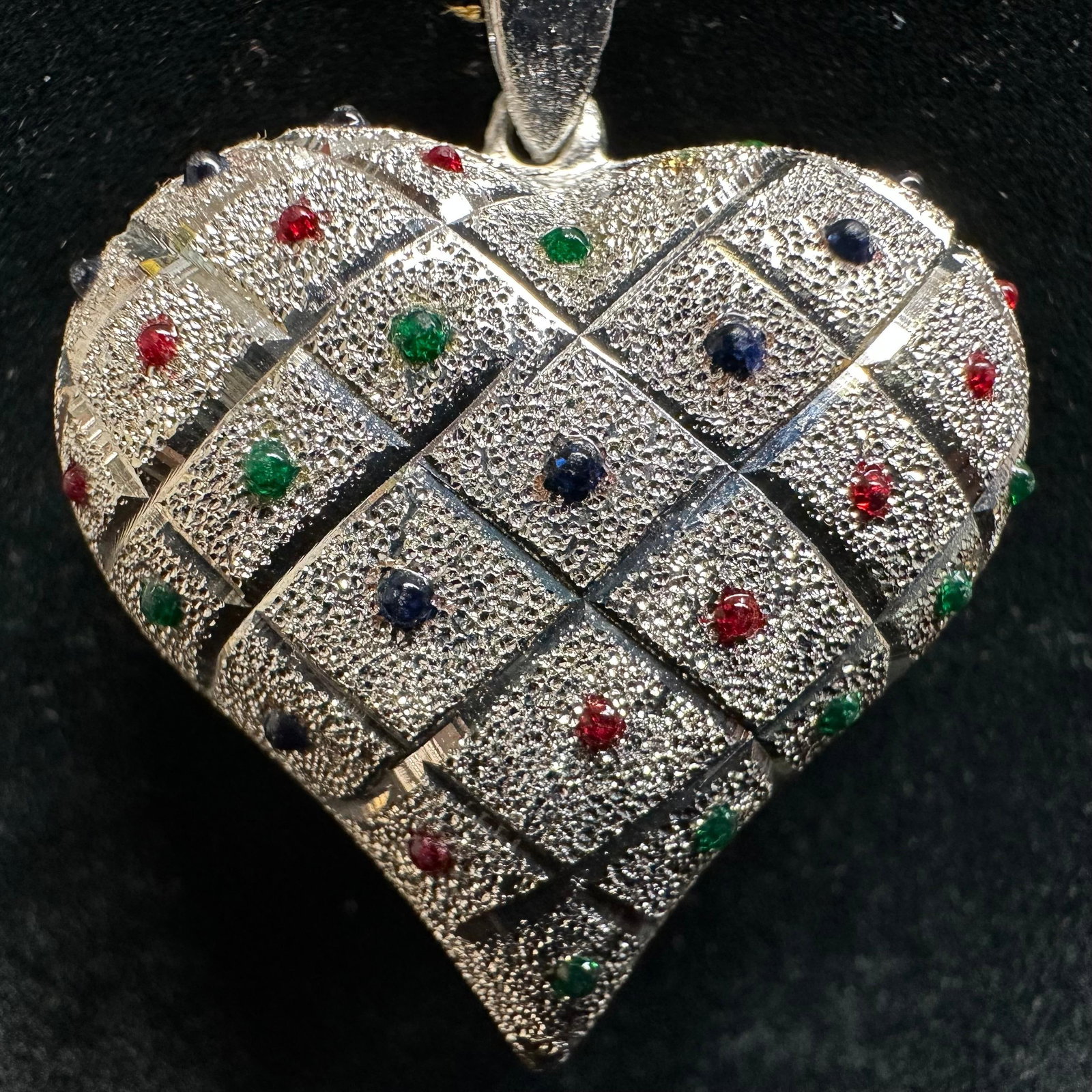 925 Sterling Silver Blue Red Green Enamel Dotted Textured Heart Pendant Necklace: This item is in good pre-owned, previously used/displayed condition with noticeable light wear and surface scratches. Please reference all photos for full details. This piece of jewelry has been teste
