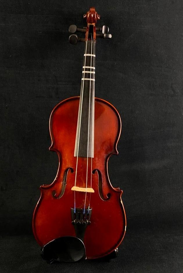 Cremona 1/2 Size Violin, Model 175-2: Cremona 1/2 Size Violin, Model 175-2 Beginner's violin by Cremona with case. Model 175-2, this is a half size violin for a child learning the instrument. This violin is done in all spruce, with a