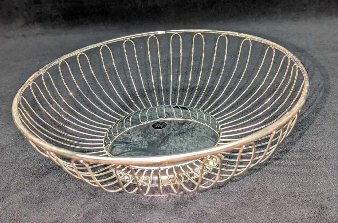 Godinger Silver Art Co. Wire Basket Round Bowl: Godinger Silver Art Co. Wire Basket Round Bowl. This is approximately 9 5/8" x 9 5/8" x 3 1/4" and it weighs 0.79lb. The basket is in a good, unused condition with signs of light wear.