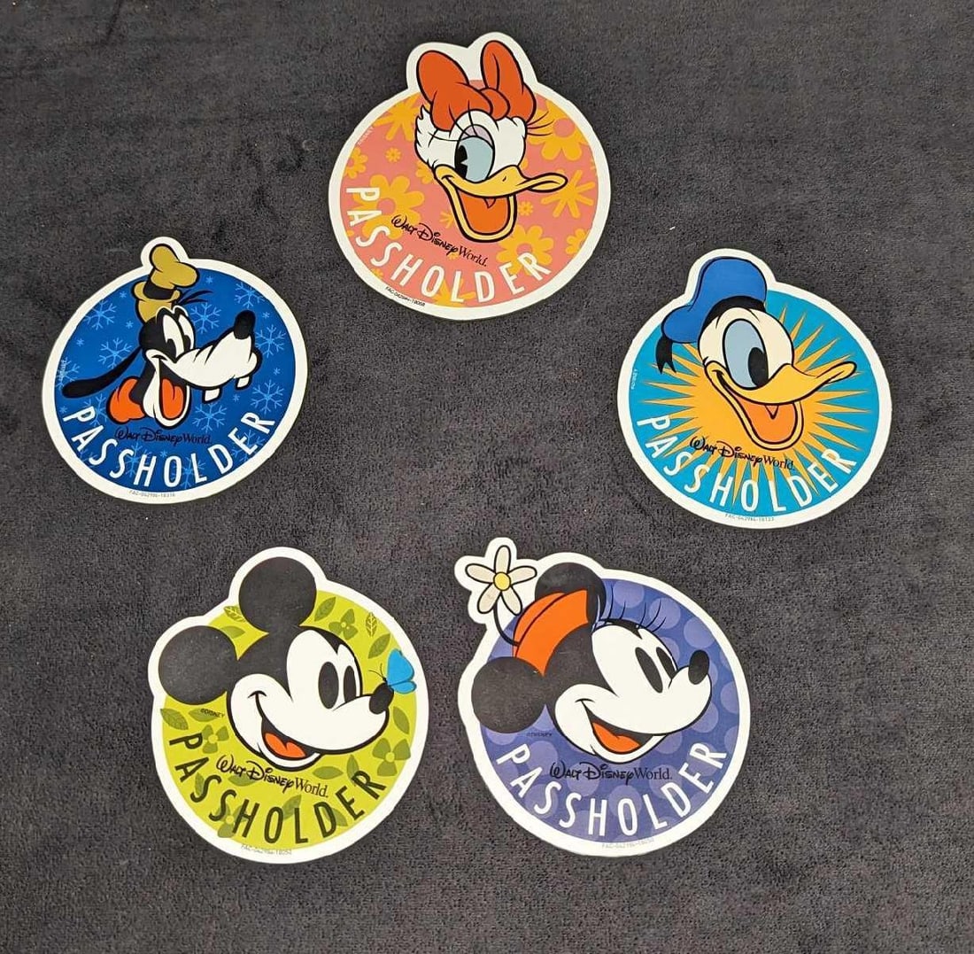 Disney Mickey Goofy Donald Minnie Daisy Passholder Magnets: Disney Mickey Goofy Donald Minnie Daisy Passholder Magnets. The lot is approximately 4 3/4" x 5 1/4" x 1/4" and it weighs 0.20lb. The magnets have no rips or cracks.