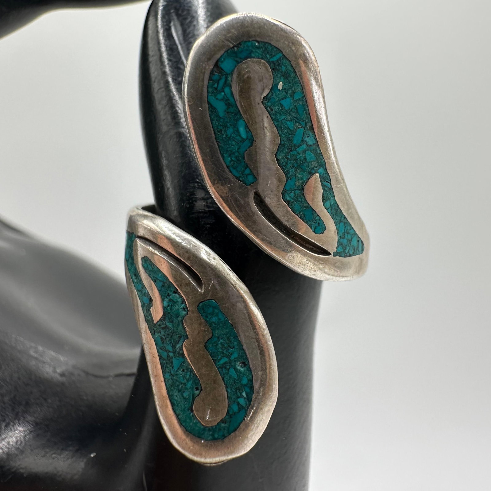 Composite Turquoise Chips Wrap Design Sterling Silver Ring: This item is in good pre-owned, previously used/displayed condition with noticeable light wear and surface scratches. Please reference all photos for full details. This piece of jewelry has been teste