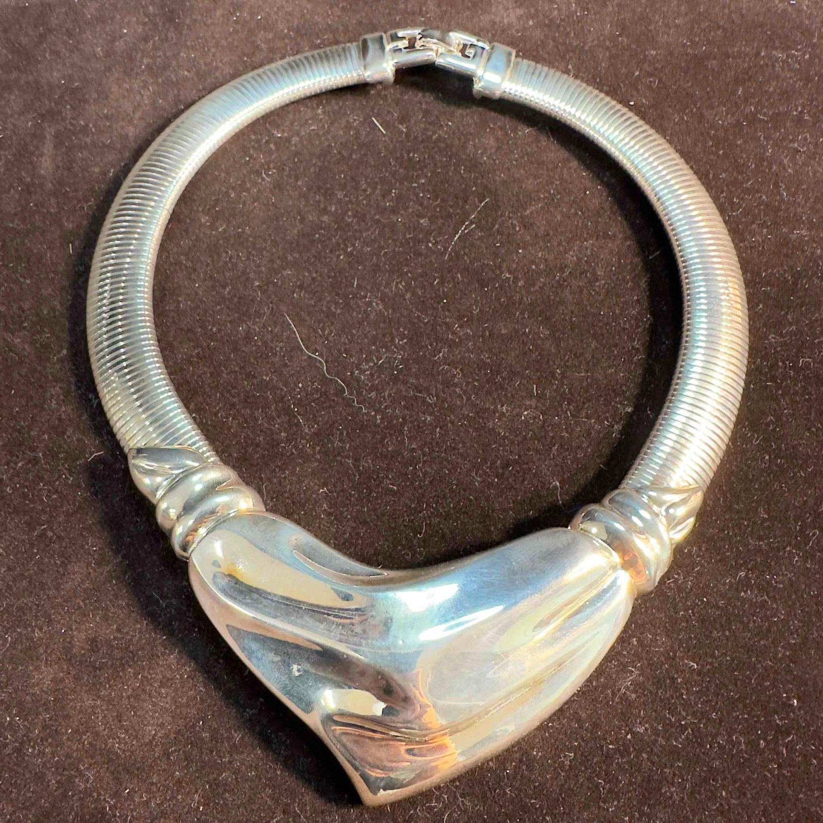 Givenchy Choker Collar Gaspipe Necklace Haute Couture Silver Tone: Givenchy Choker Collar Gaspipe Necklace Haute Couture Silver Tone. Includes original black display box. Givenchy etched marking on the necklace. Clasp fully functional. This item is in good pre-owned,