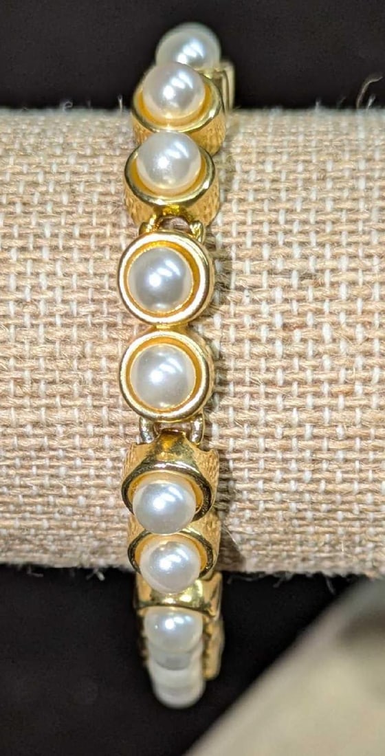 Vintage MOD Gold Tone Pearl Faux Bracelet (1 of 5)