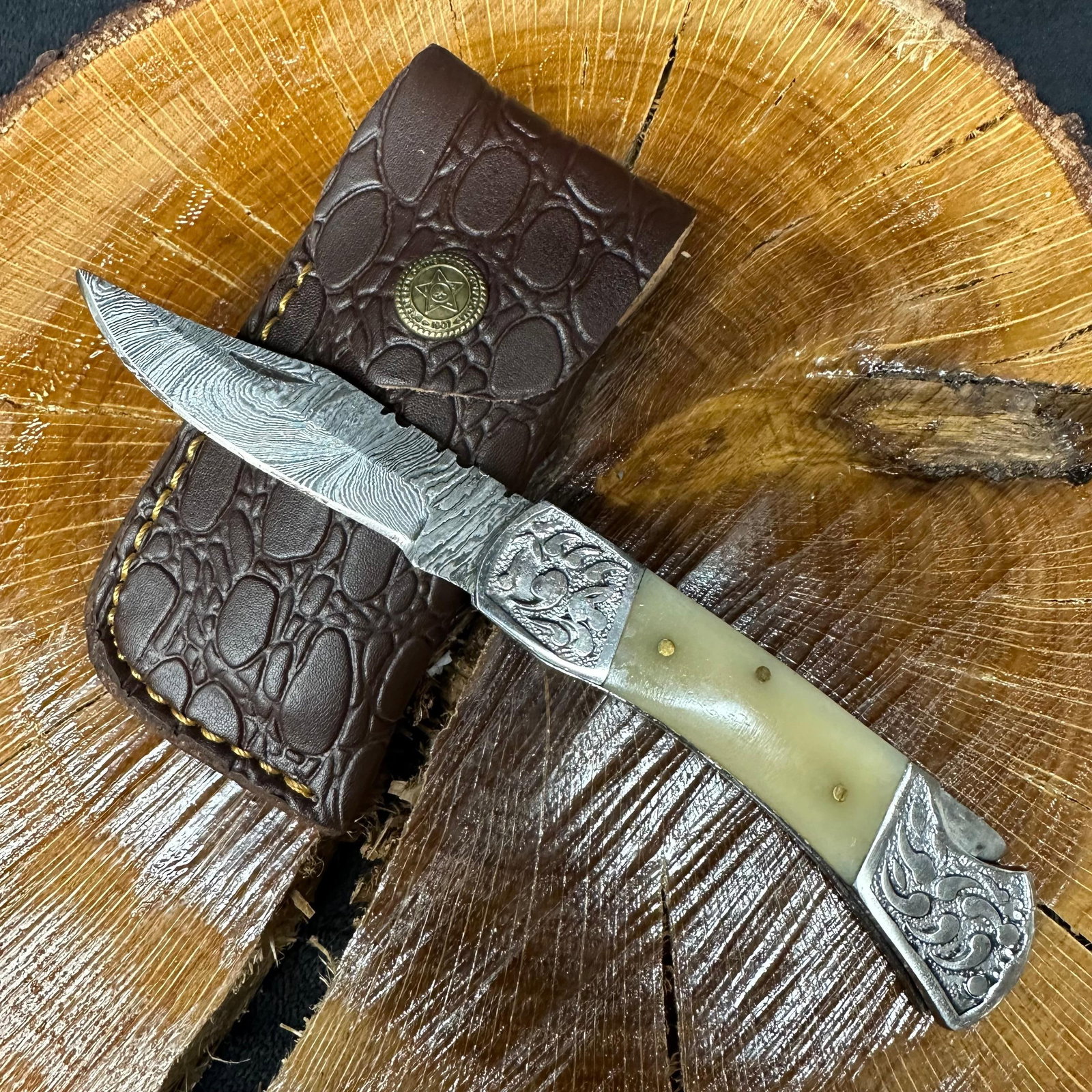 MHS Cutlery Folded Blade Pocket Knife Bone Tone Wood Style Handle Q88: Folding blade pocket knife by MHS Cutlery featuring a layered patterned steel blade and decorative spine work. The decorative handle has a contoured, wood/resin-style grip with metal mosaic pin accent