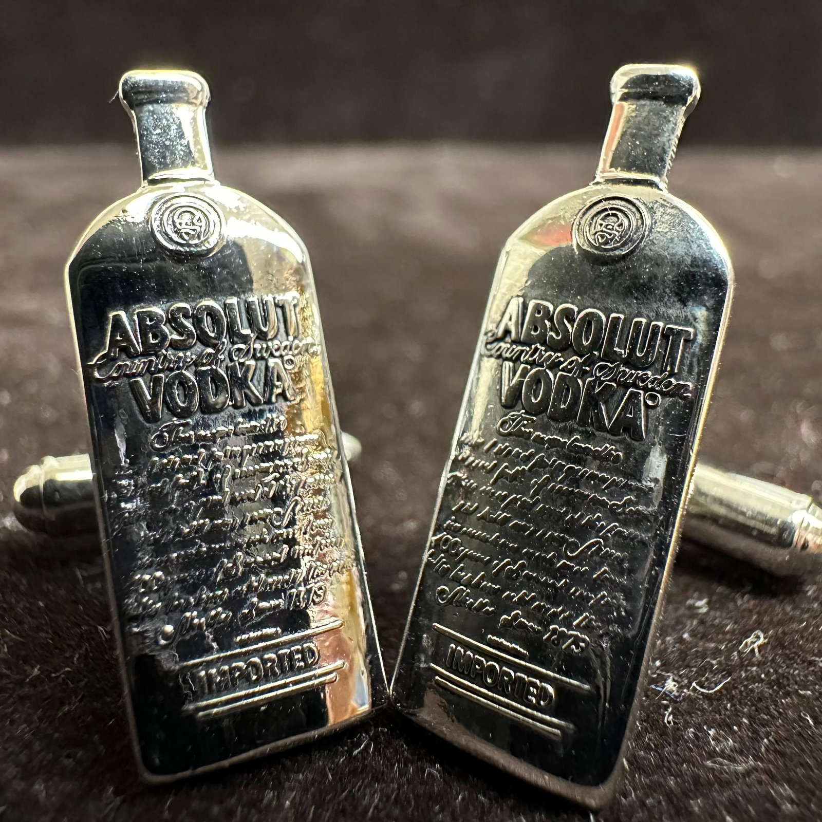 Mens Vintage Silver Tone Absolut Vodka Bottle Cufflink Costume Jewelry Pair: This lot is for a pair of Absolut Vodka bottle-shaped silver-toned cuff links. New, Sealed in original plastic sleeve. Please reference all photos for full details. Measurements: 1". Weight: 0.2