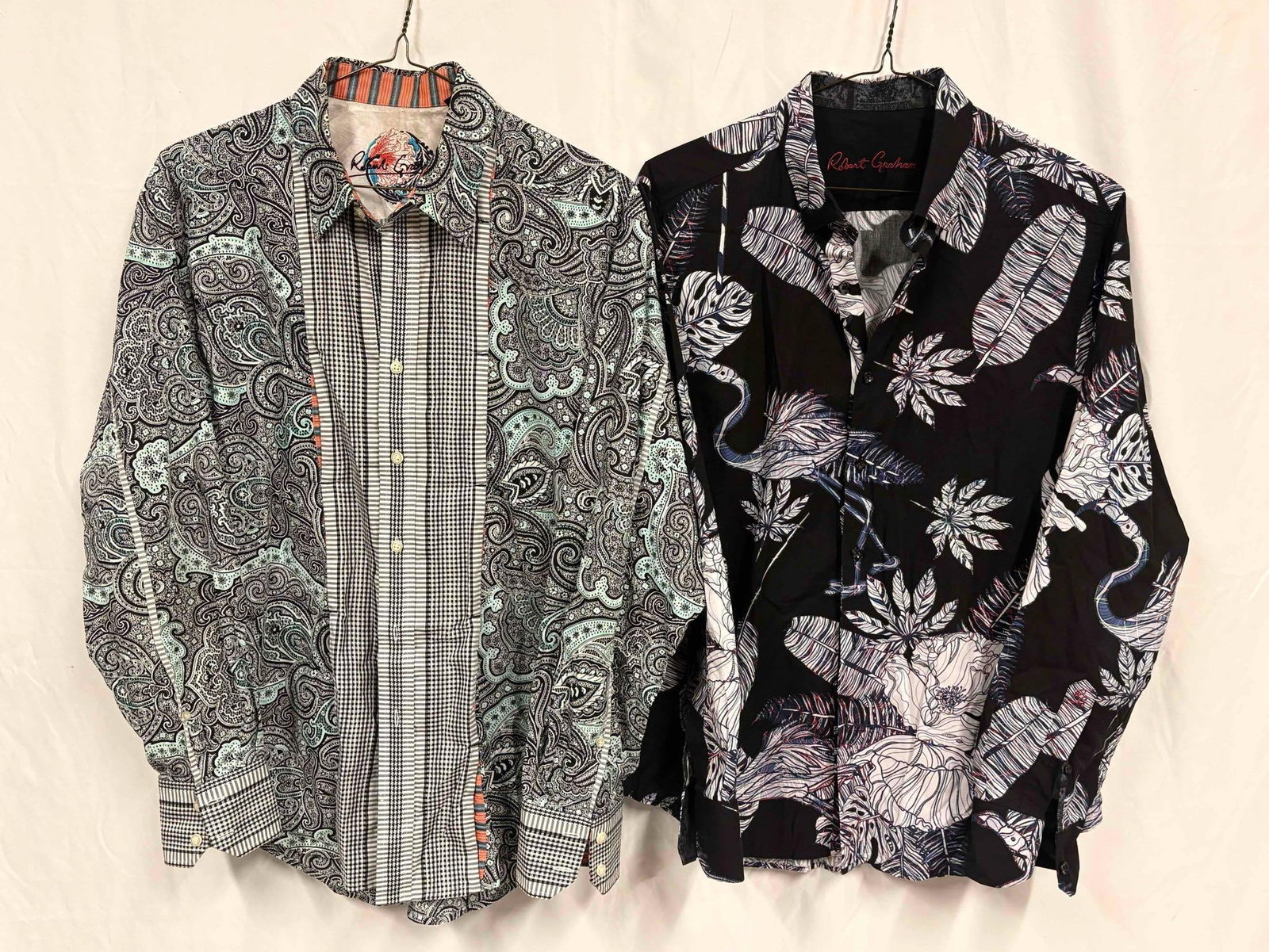 2PC Robert Graham Black and White Intricate Pattern Long Sleeve Mens Dress Shirts: This lot contains a pair of Robert Graham's button-up dress shirts, a high-end clothing collection known for their men's polos and button-downs/ups. Both shirts are a size large, standing in l