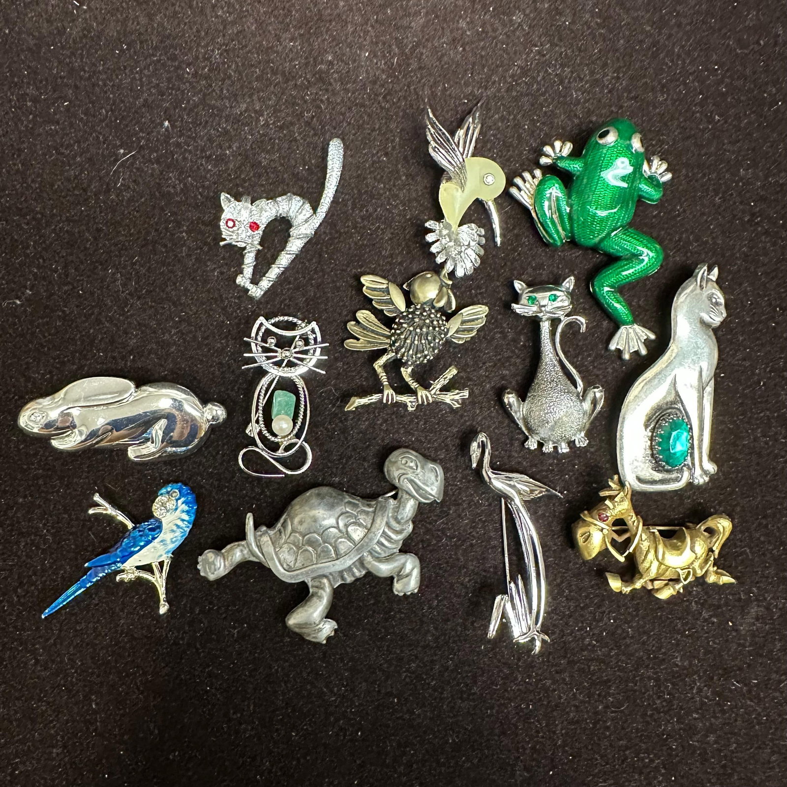Twelve Animal Figural Brooch Pin Lot Cat Bird Frog Turtle Mixed Jewelry Q38: Group of vintage costume jewelry brooches featuring animal and figural designs. Includes cats, birds, frogs, turtles, rabbits, and other creatures in silver and gold tone metal with enamel and rhinest