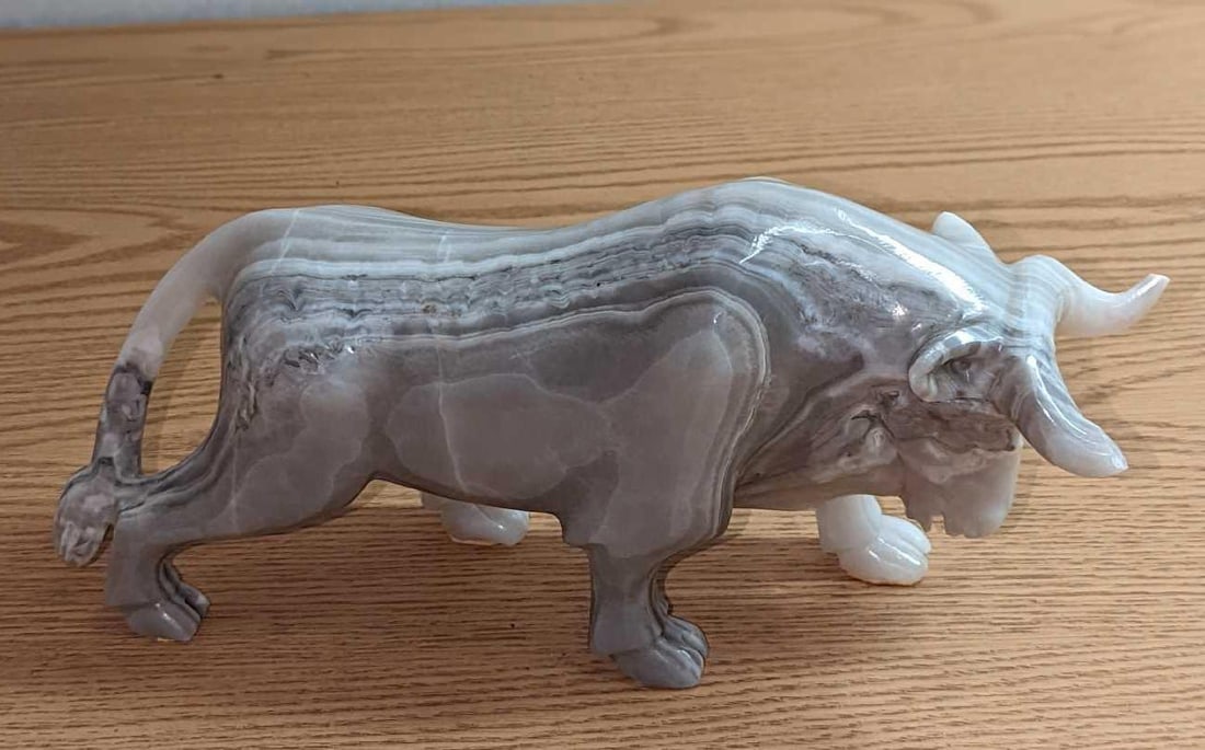 Vintage White Onyx Carved Bull Statue: Vintage White Onyx Carved Bull Statue. Is approx 14 3/4" x 4" x 14" and it weighs 10lbs. The statue is in good, vintage condition with both of the horn's tips removed. Please see the images as they ar