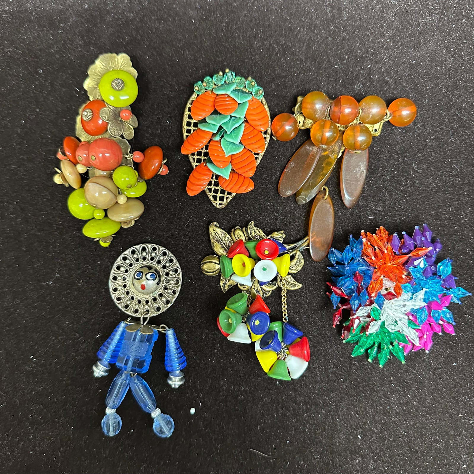 Costume Jewelry Brooch Pin Lot Colorful Plastic Lucite Rhinestone Figural Q36: Group of vintage costume jewelry brooches featuring colorful plastic, lucite, and rhinestone designs. Includes figural and abstract styles such as fruit cluster, floral, dangling bead, novelty figure,