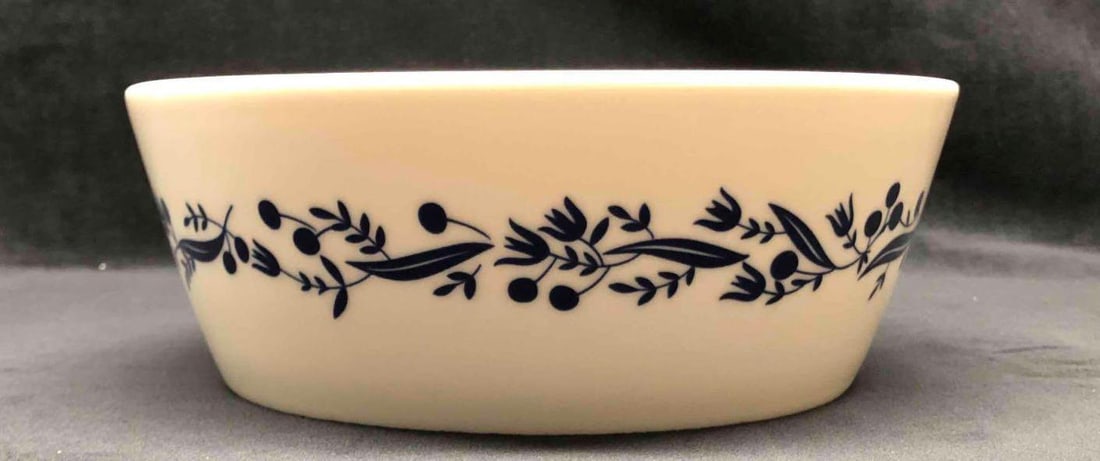 Royal Doulton London 1815 Serve Bowl Fable Decorated: This lot contains a Royal Doulton London 1815 serve bowl Fable decorated. This serve bowl comes in its original box. The box is approx 10" x 10" x 3 3/4" and the bowl is approx 9 3/4" x 9 3/4" x 3 1/2