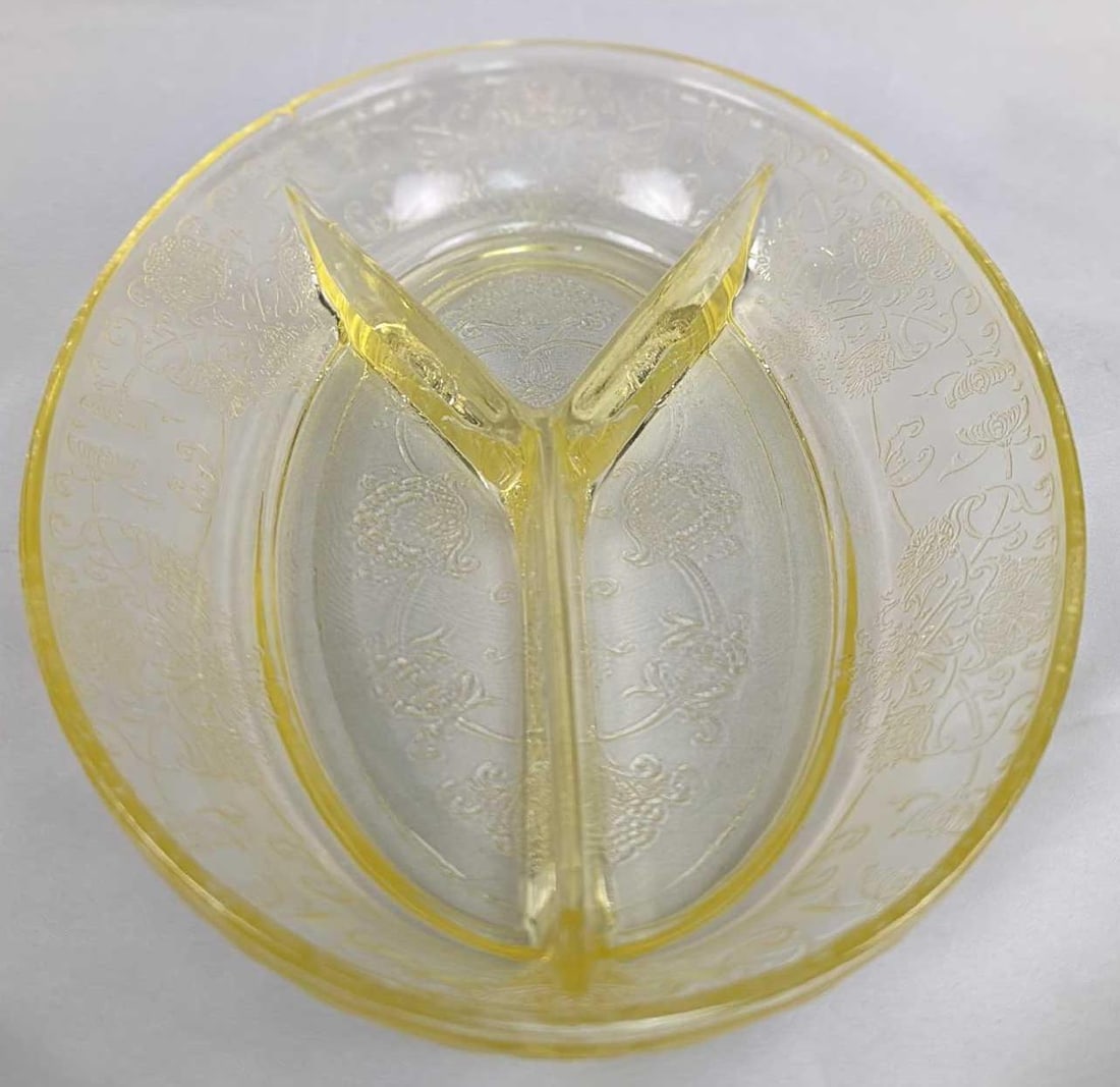 Vintage Yellow Florentine Divided Relish Glass Platter: Vintage Yellow Florentine Divided Relish Glass Platter. Is approx 10" x 6 1/4" x 1 1/4" and it weighs 1.06lb. The dish is in a good, vintage condition with one small chip on the edge.