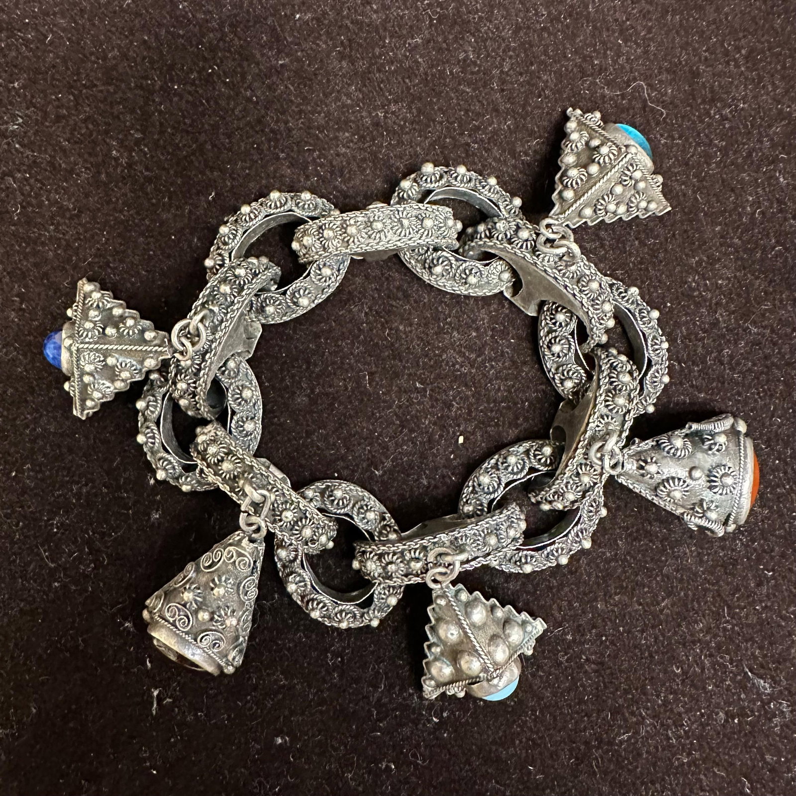 Silver 800 Lapis and Faux Stone Charm Thick Chain Statement Bracelet K79: This item is in good pre-owned, previously used/displayed condition with noticeable light wear and surface scratches. Please reference all photos for full details. This piece of jewelry has been teste
