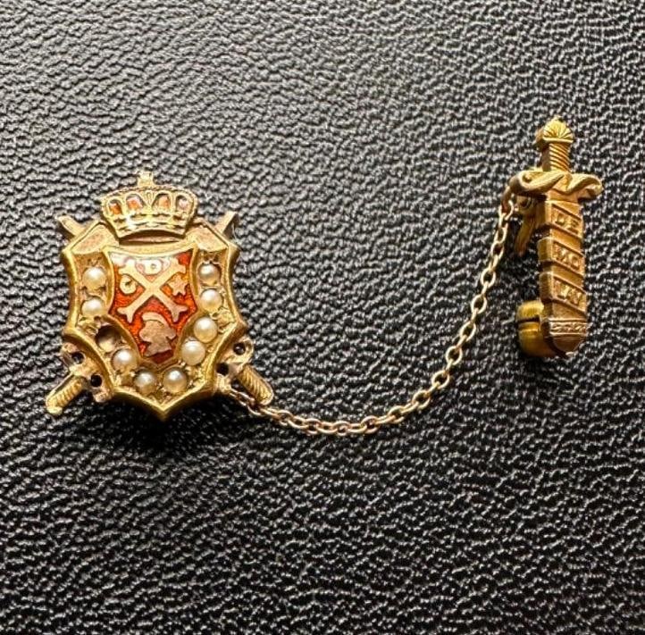 Antique 10k Gold Demolay Masonic Youth Pin: This piece of jewelry has been tested and researched prior to listing. Please view all our pictures they are part of our description. DETAILS: Metal - 10k Gold Color - Yellow Gold Stones - Seed Pearl