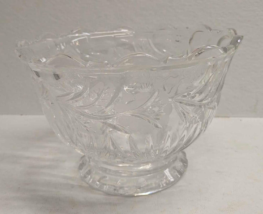 Vintage Floral Design Glass Serving Bowl: Vintage Floral Design Glass Serving Bowl. The maker and date of creation is unknown. The bowl is approx 5 1/2" x 8" x 8" and it weighs 4.14lbs. The bowl has no chips or cracks.
