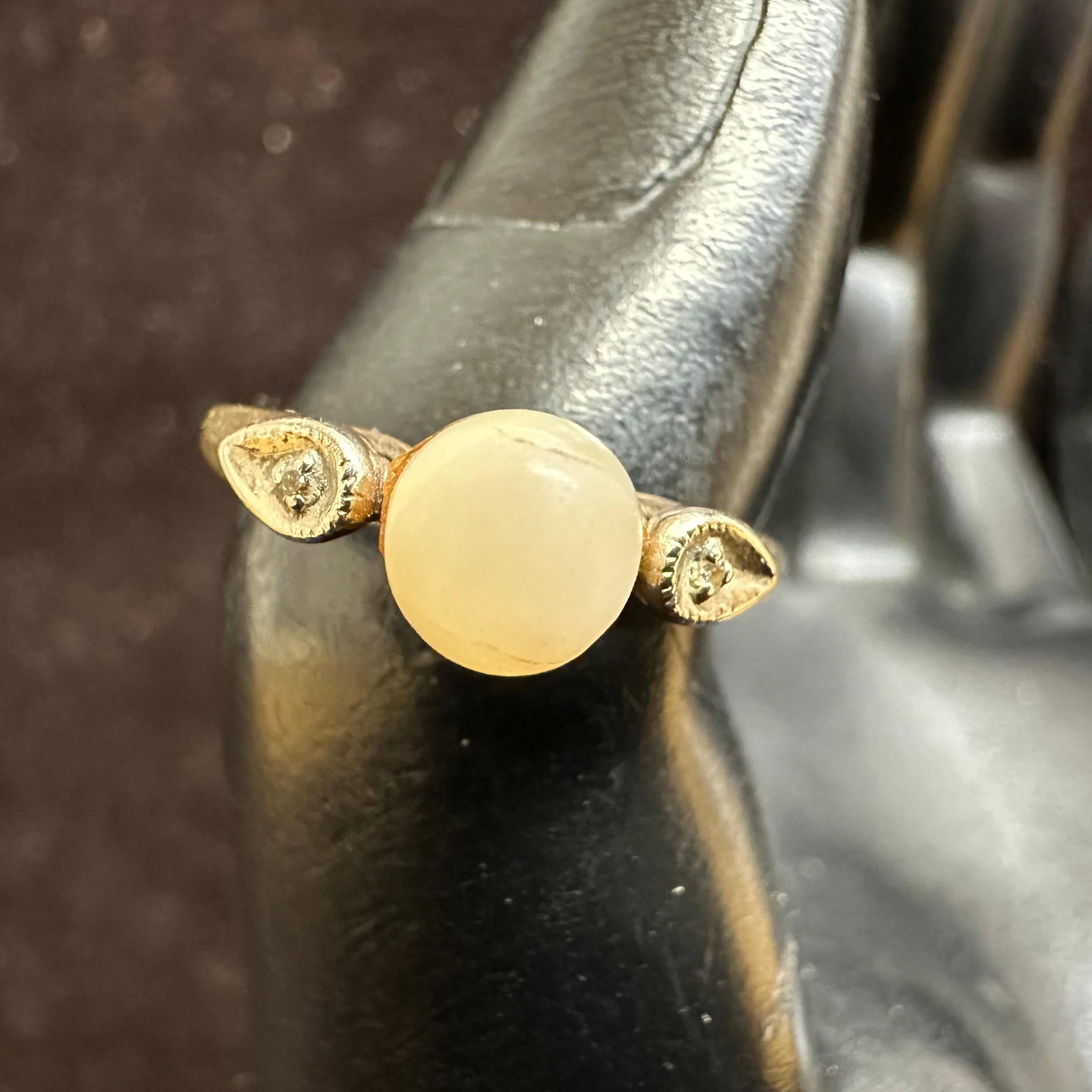 10K Gold River Pearl and Small Accent Diamonds Ring M40: This item is in good pre-owned, previously used/displayed condition with noticeable light wear and surface scratches. Please reference all photos for full details. This piece of jewelry has been teste