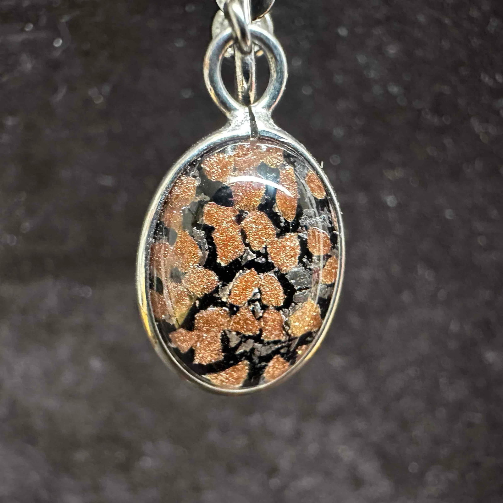 1/20 12KT Gold Filled Glass Black and Copper Accent Earrings G93: The earrings feature a screw back clasp closure. This item is in good pre-owned, previously displayed condition with light wear, and surface scratches. Overall good condition. Please reference all pho