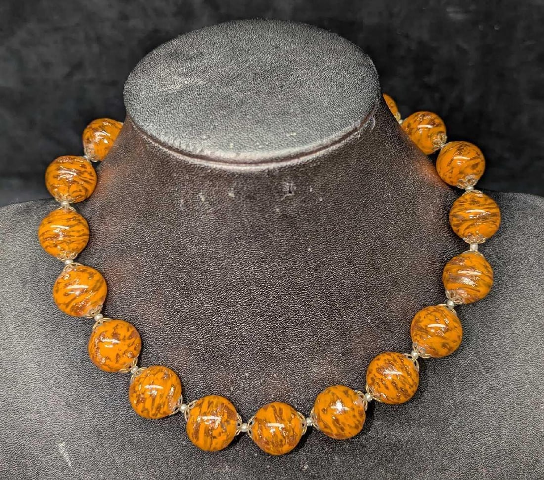 Vintage Italian Murano Orange Art Glass Bead Necklace Q: Vintage Italian Murano Orange Art Glass Bead Necklace Q. This is approx 16" and it weighs 0.22lb. Has a barrel clasp closure.