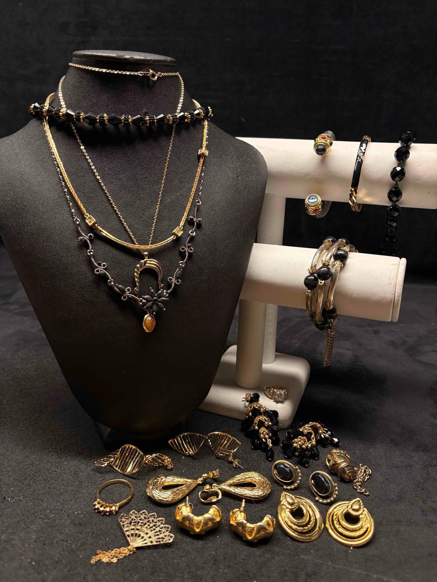18pc Black and Gold Power Suit Parure Costume Jewelry Collection: This lot contains 18 pieces of pre-owned costume jewelry, paired together in a stylized set. Each piece is in good conditions, with wear and tear over the years visible on some of the jewelry. Please 
