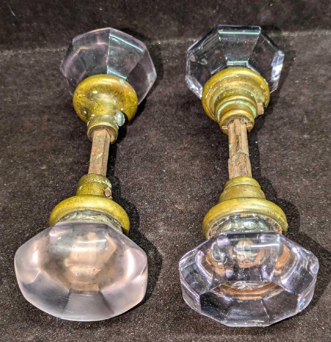 2 Vintage Gold Base Clear Knob Door Knobs: 2 Vintage Gold Base Clear Knob Door Knobs. Each is approx 6 1/2" x 2 1/4" x 2 1/4" and the total weight is 1.82lb. There is light surface rust and some tarnish on the metal sections. 