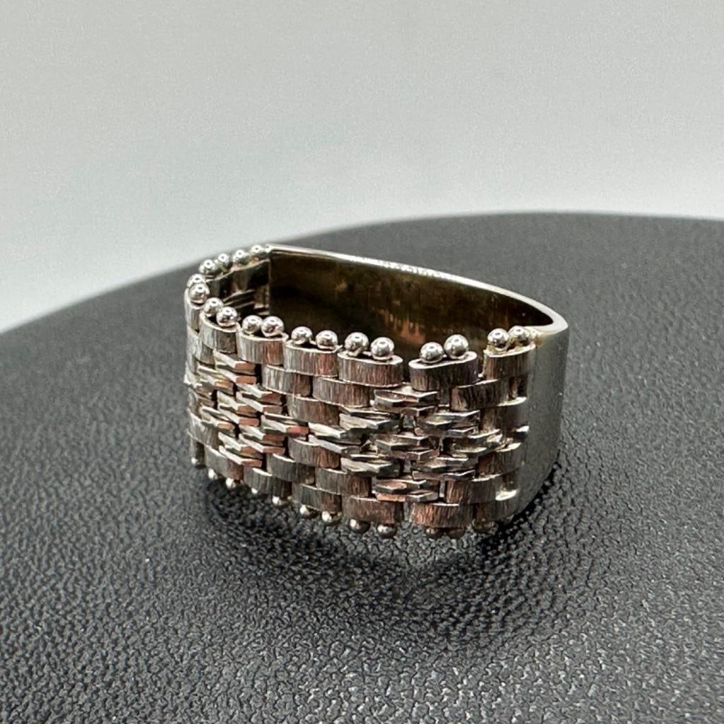 14k White Gold Half Chain Weave Ring: This piece of jewelry has been tested and researched prior to listing. Please view all our pictures they are part of our description. DETAILS: Metal - 14k White Gold Color - White/Silver Stones - none