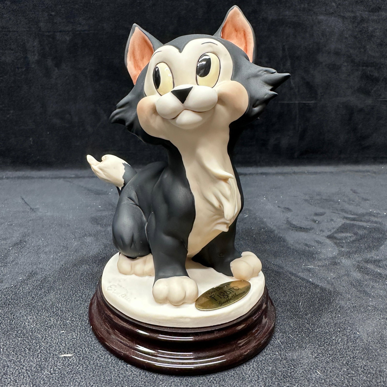 Giuseppe Armani Disney Figaro Cat Figurine Florence 2001C with Box: Giuseppe Armani Florence Figaro Disney figurine, model 2001C, made in Italy. Features the cat character Figaro from Walt Disney's Pinocchio, mounted on a wood base with a brass name plaque. Marked