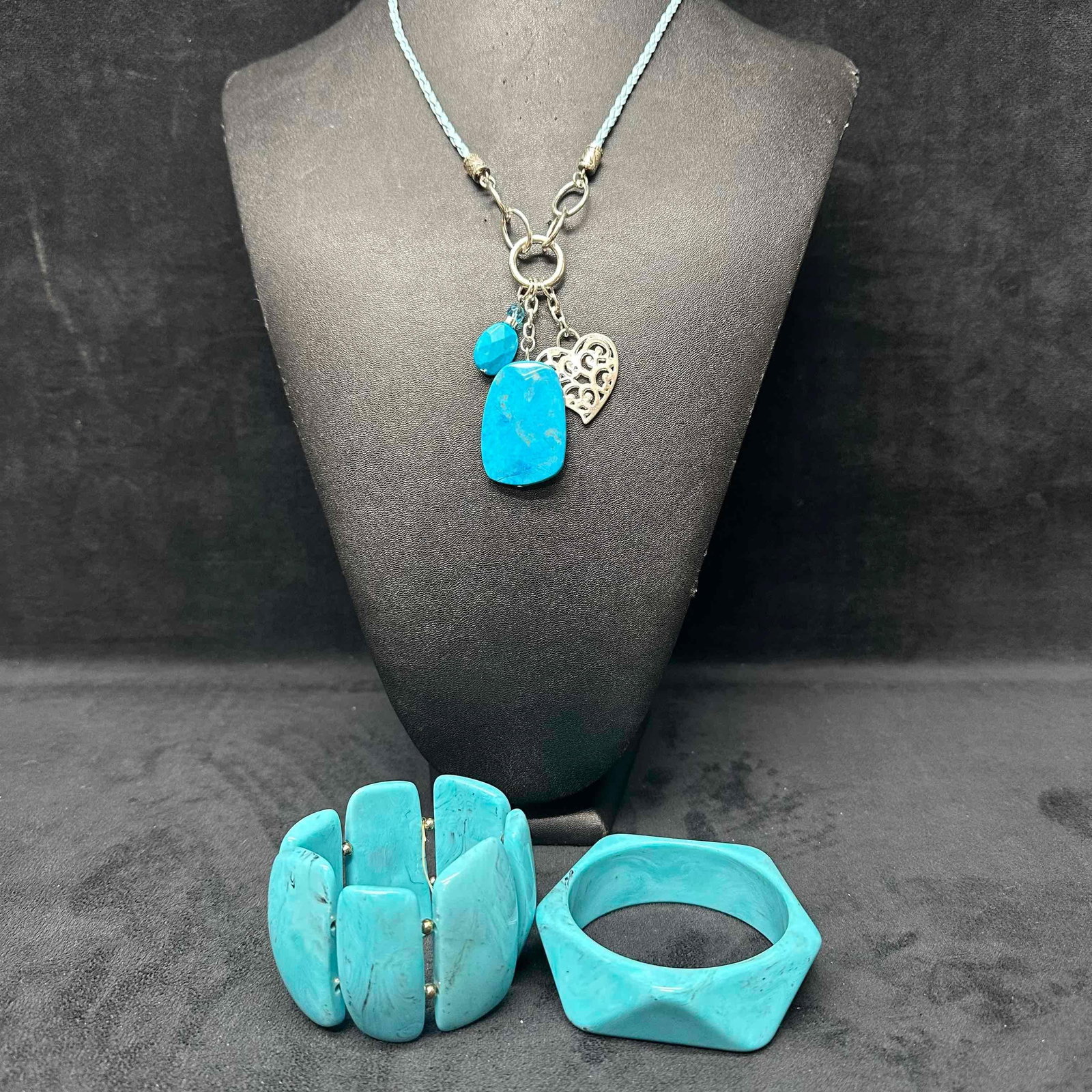 Faux Turquoise Art Deco Style Necklace and Bracelet Trio Jewelry Set: This jewelry set includes one necklace with gemstone and heart shaped accents, one plastic turquoise art deco style bracelet, and one plastic flexible bangle bracelet. These items are in good pre-owne