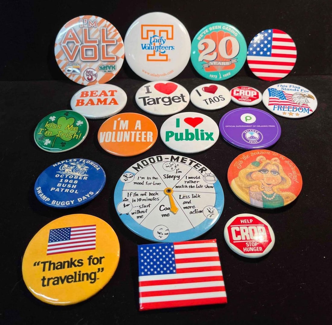Bundle Of Random Buttons (F18): This lot contains a Bundle Of Random Buttons (F18). The buttons all fit together in a 6 3/4" x 6 1/2" plastic bag and altogether they weigh about 0.4lbs. Overall the buttons are in good used cond